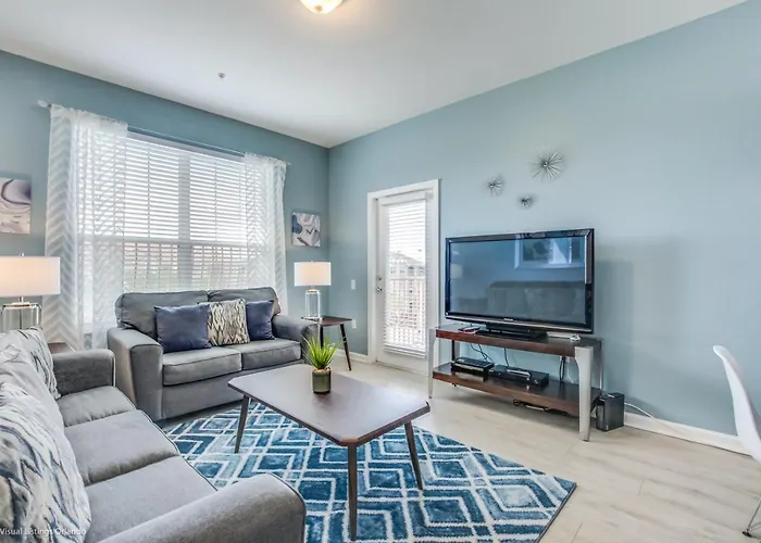 Stunning Top-Floor Condo, Next To Clubhouse