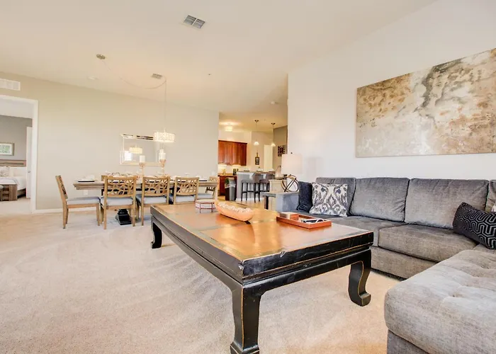 Vacation In This Stunning Condo- Near Attractions