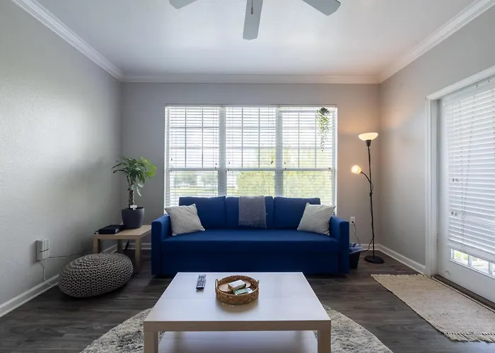 Luxurious 2-Bed Suite W/Lake View And Amenities