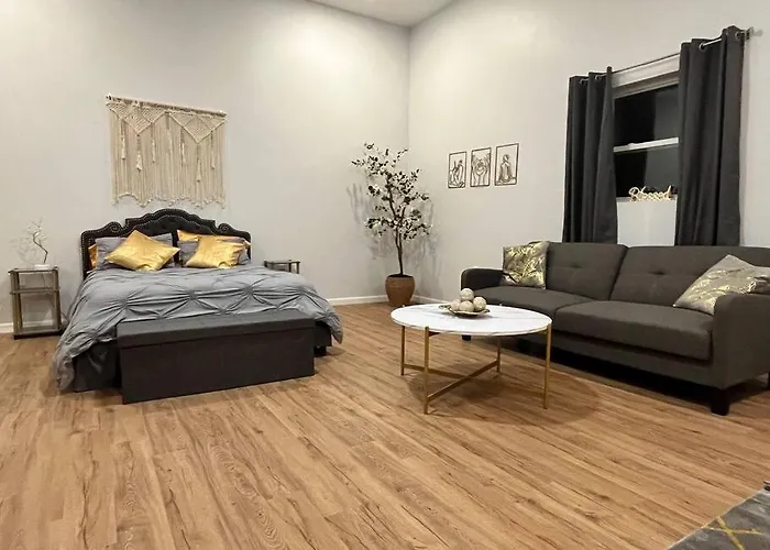 Chic, Spacious, Cozy Guest House Great Location!