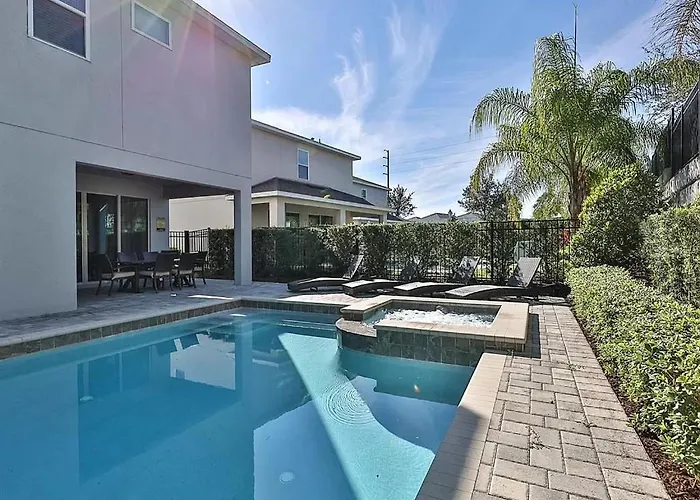 Luxurious 6 Bedroom Villa With Private Pool & Spa