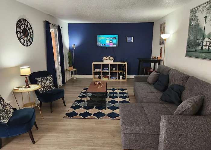 Centauri Vacation Rentals Beautiful 2-Bedroom Condo, Near All Orlando Attractions, Free Parking & Wi-Fi, King Bed