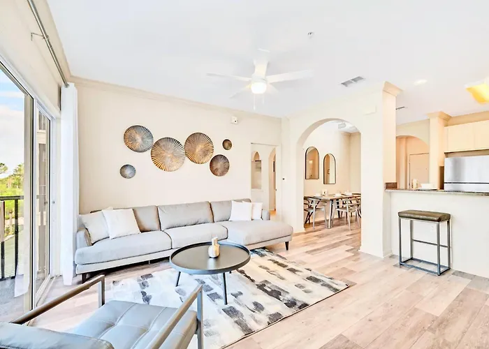 Bright Condo - 2Br With Pool & Hot Tub, Near Disney!