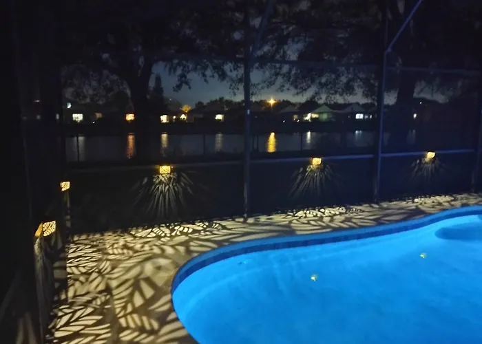 279 Square Meter Luxury Waterfront Home, Private Pool 15 Minutes From Disney!
