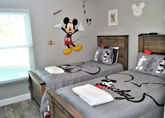 Mickeys Landing - Luxurious 4Br With 2 Master Suites, Privacy Fenced Pool & Hot Tub Bbq Game Rm 2 Miles To Disney!