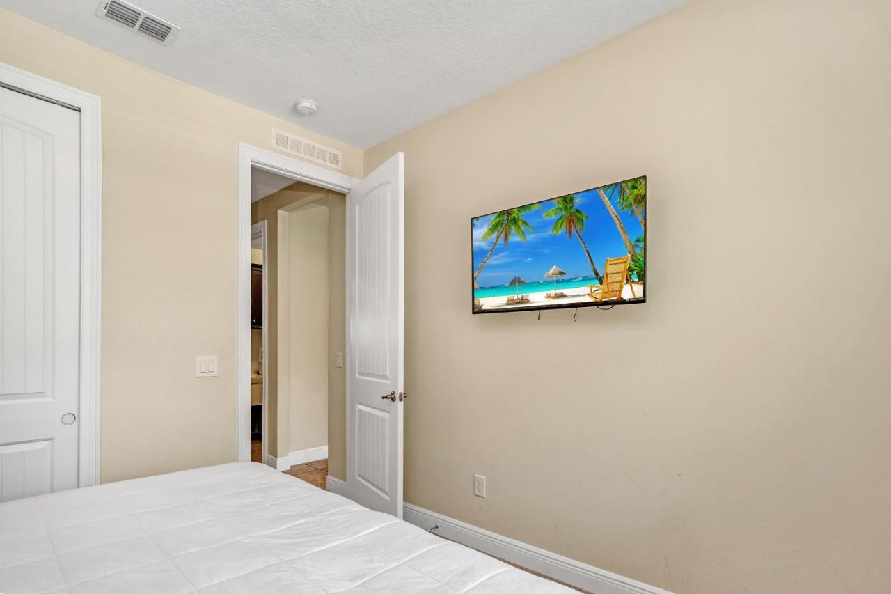Holiday home 6 Bedroom Vacation With Pool
