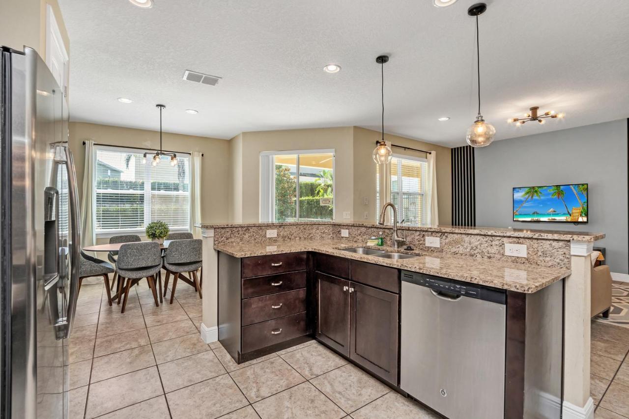 6 Bedroom Vacation With Pool * Orlando