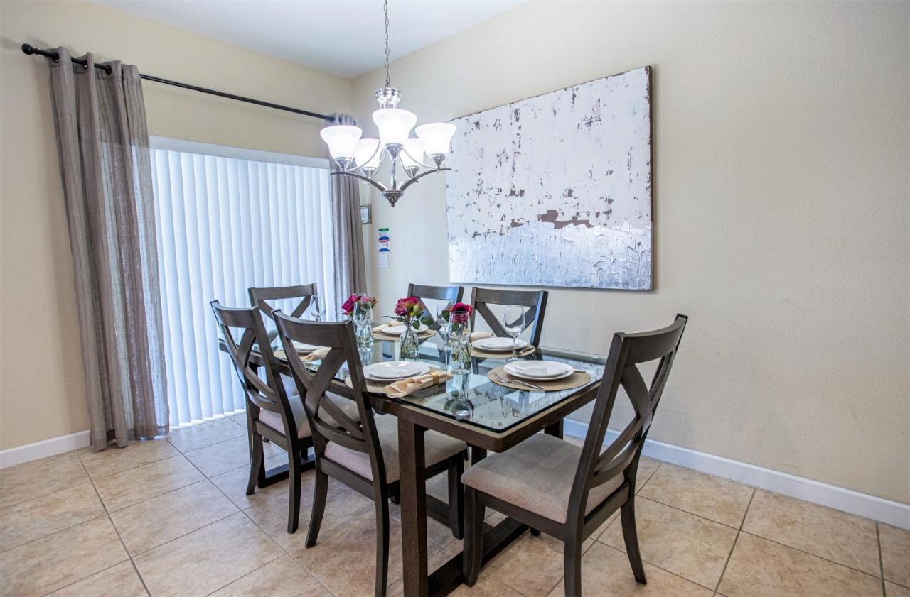 Adorable 4 Bedrooms With Pool At Storey Holiday home