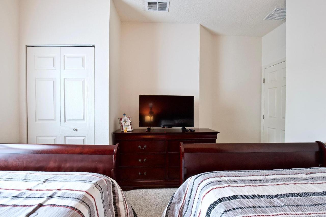 Great And Practical Townhouse In Gated Community, Sleeps 6 10 Min To Disney! Holiday home Orlando