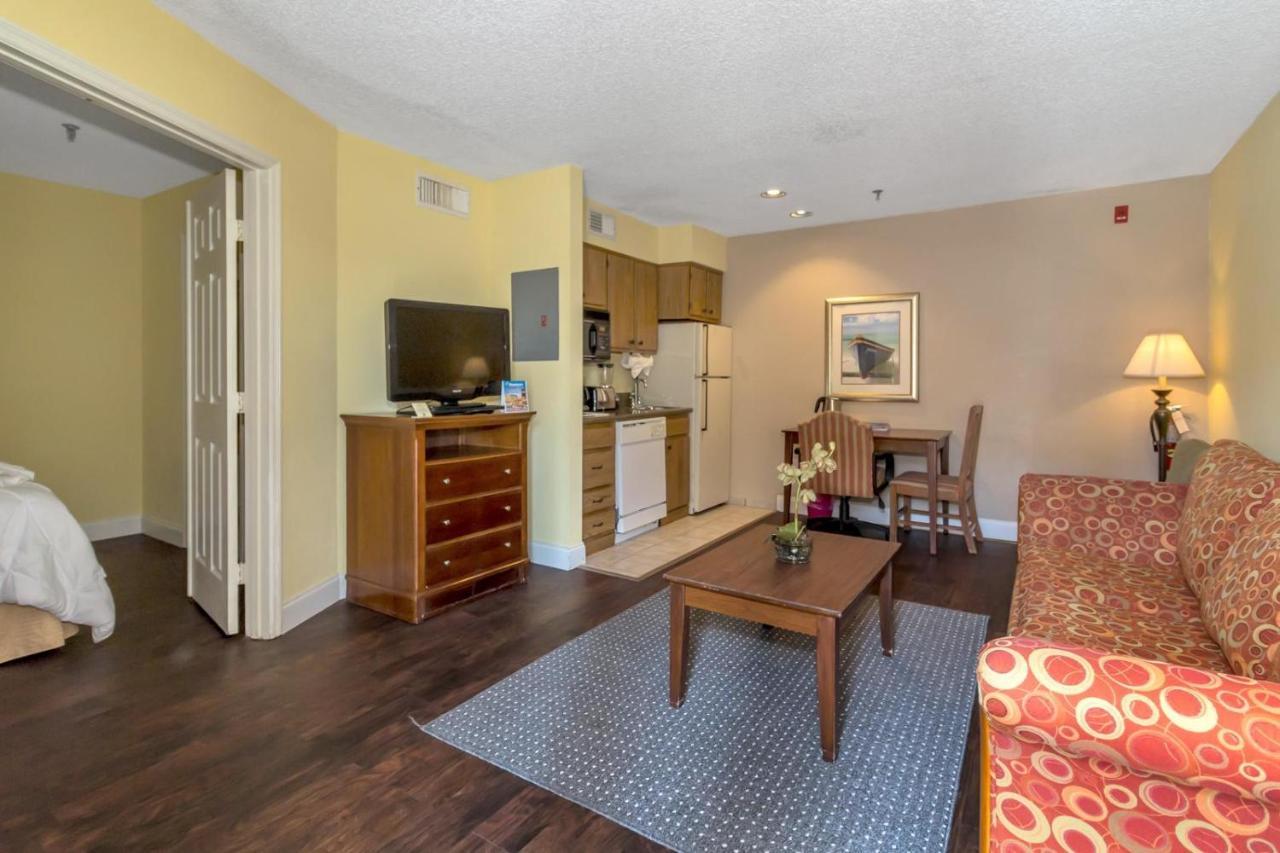 Studio With Double Bed And Community Pool Miles From Disney! Apartment *