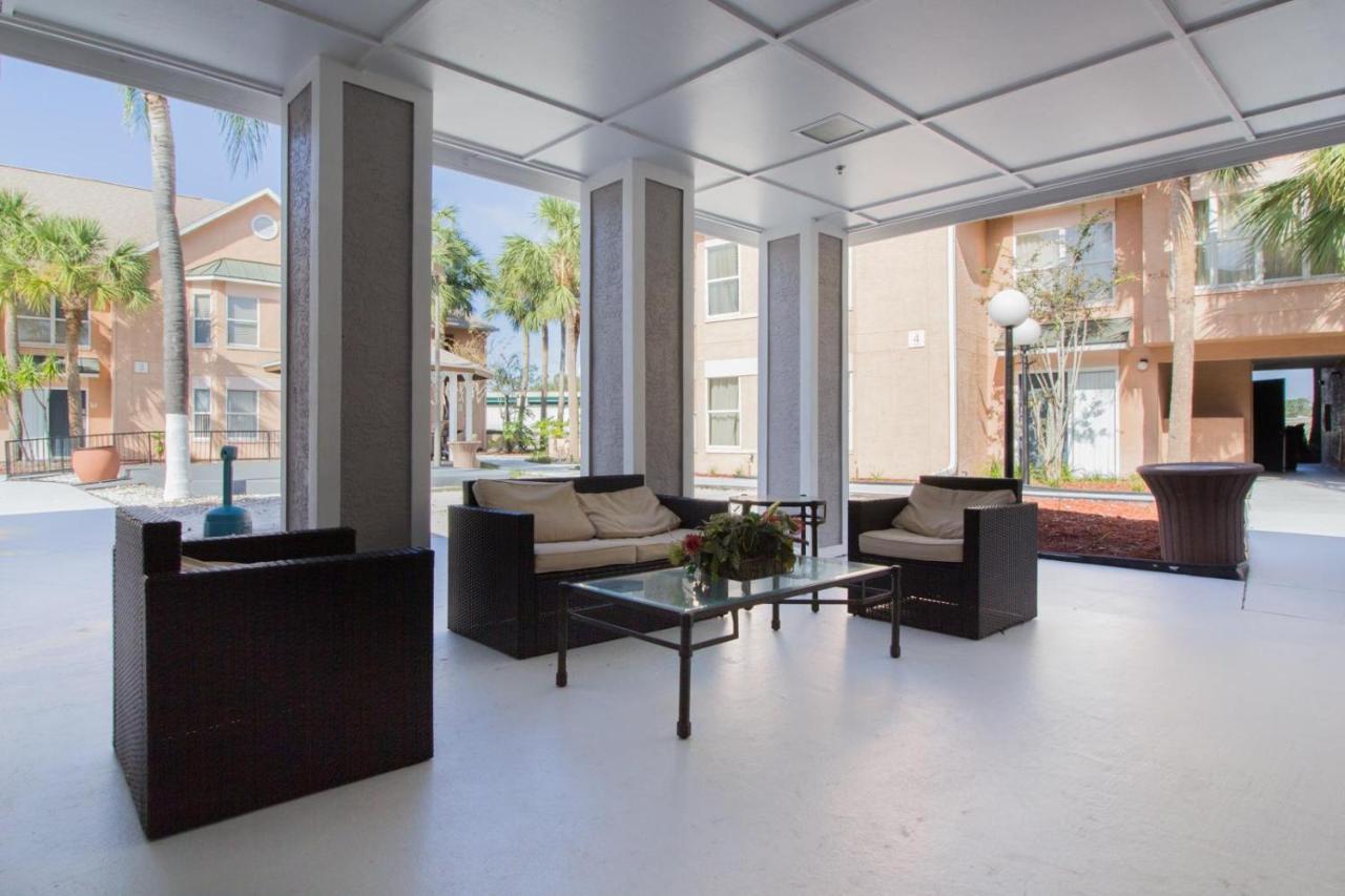 Studio With Double Bed And Community Pool Miles From Disney!