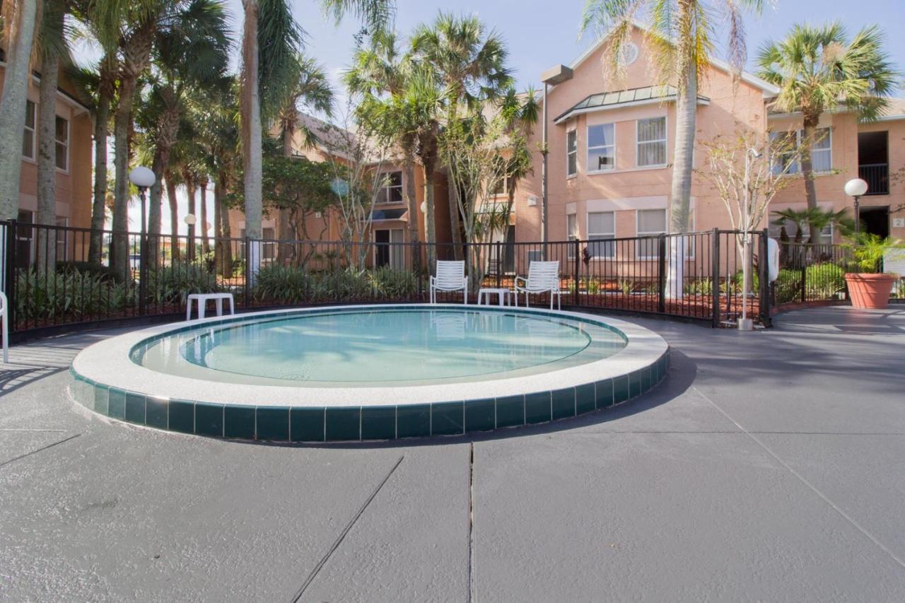 Studio With Double Bed And Community Pool Miles From Disney! Apartment Orlando
