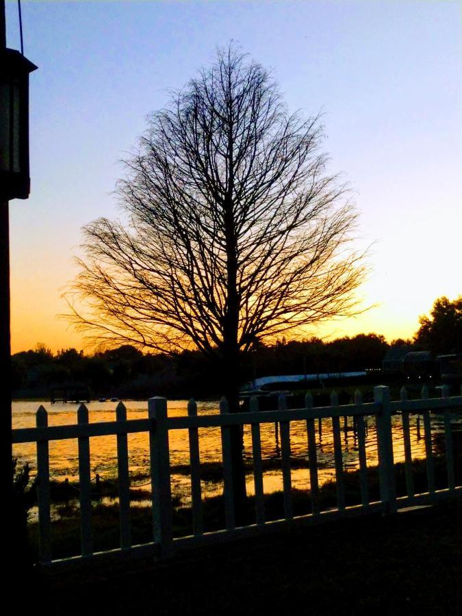 Lakefront Suites Guest house
