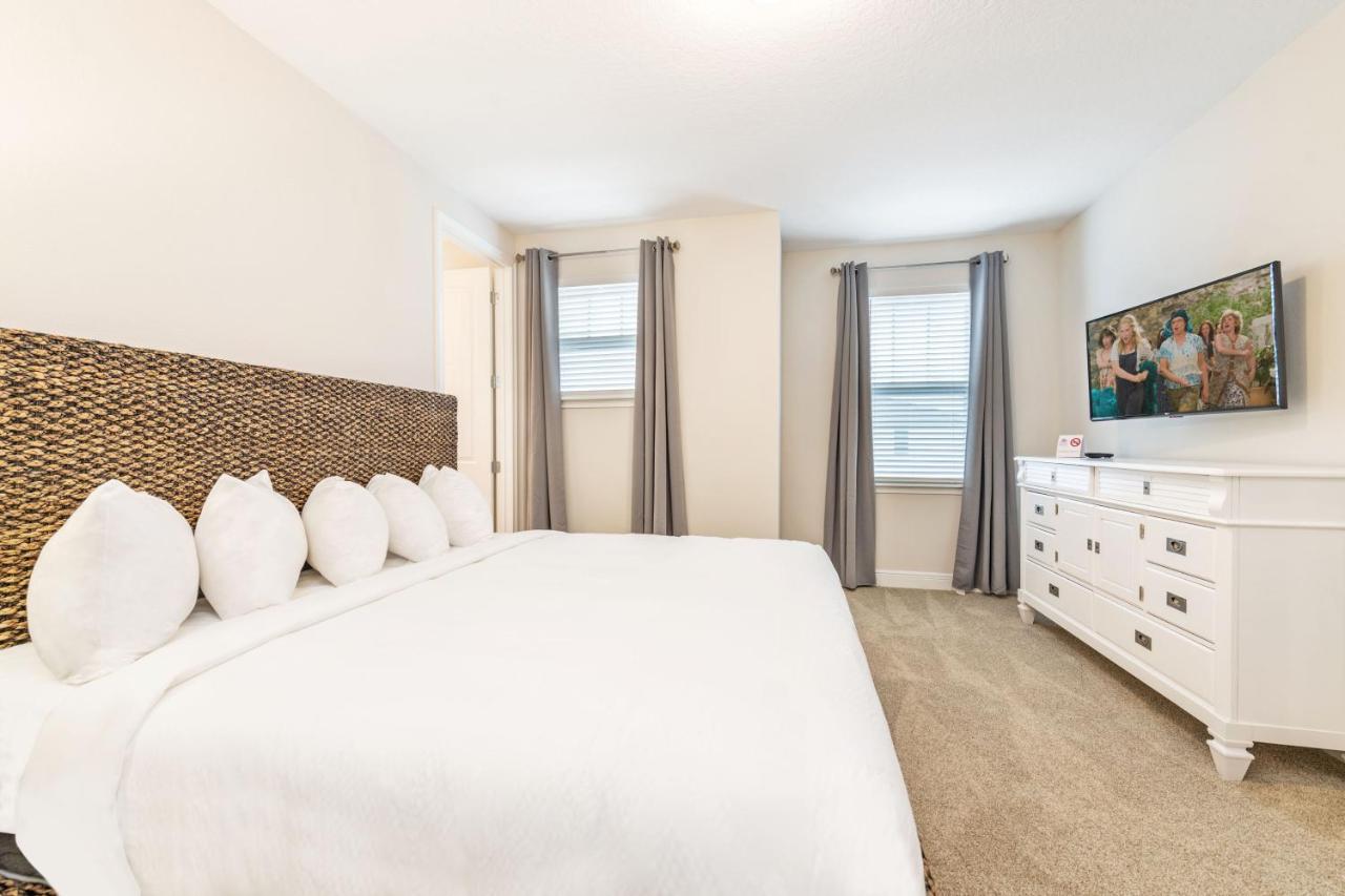 Spacious With Game By Rentyl Near - 241s Holiday home