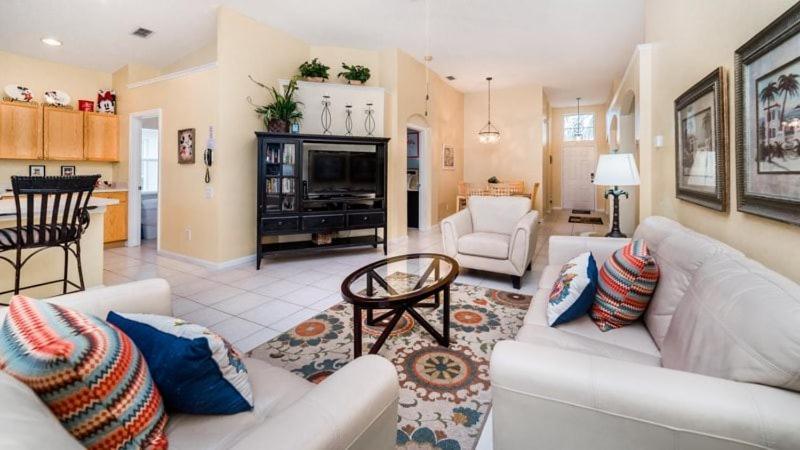 Stunning 4 Bedroom 3 Bath Pool In Windsor Palms *