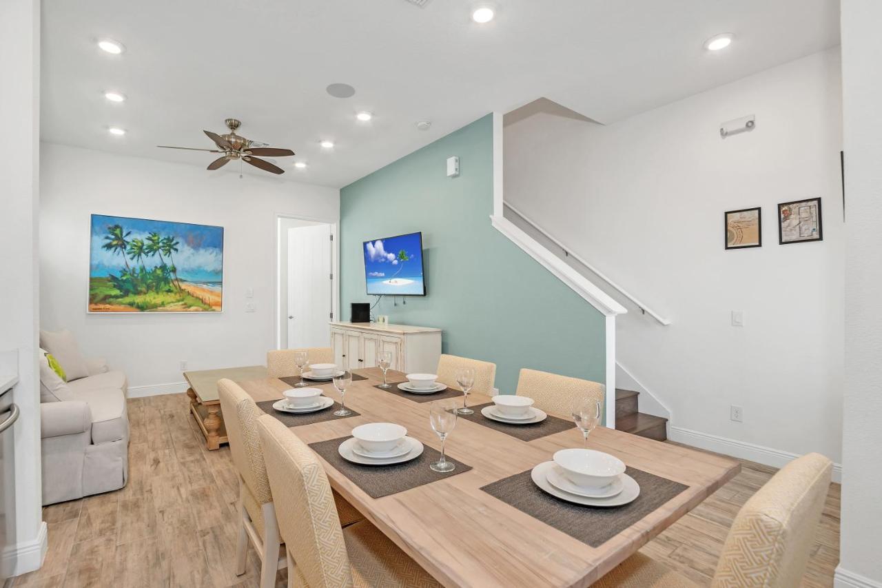 8034 Surf Street * Orlando