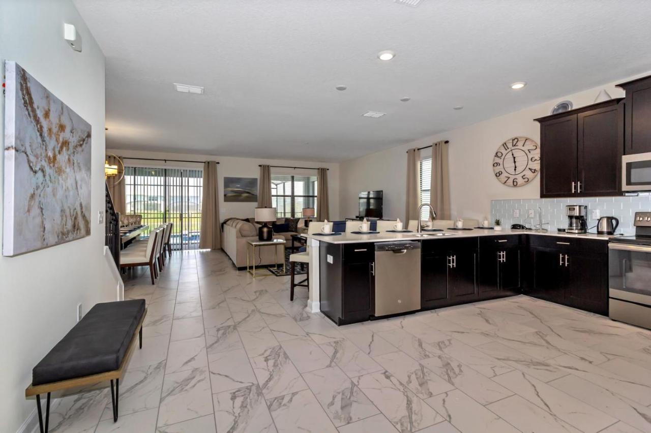 Royal Mansion At Storey Lakes *