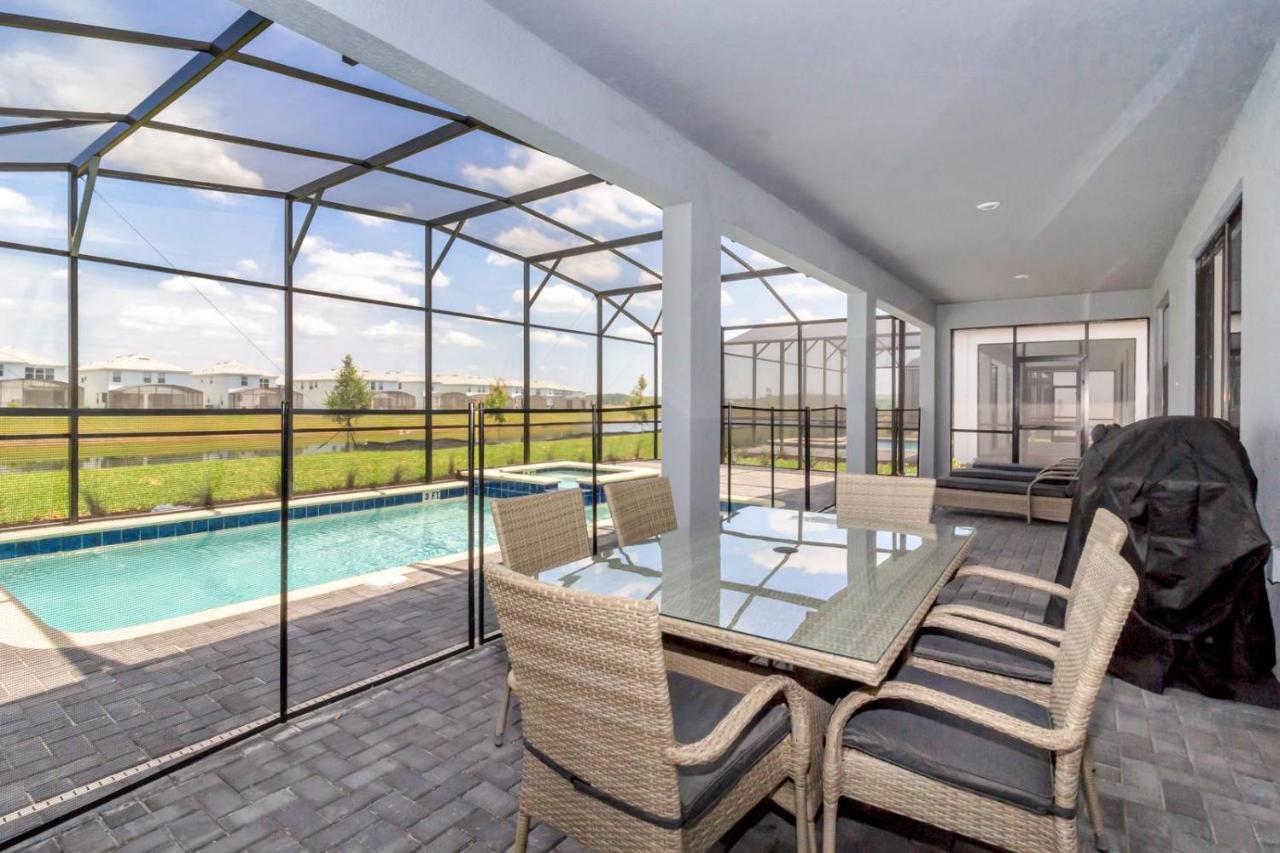 Royal Mansion At Storey Lakes *