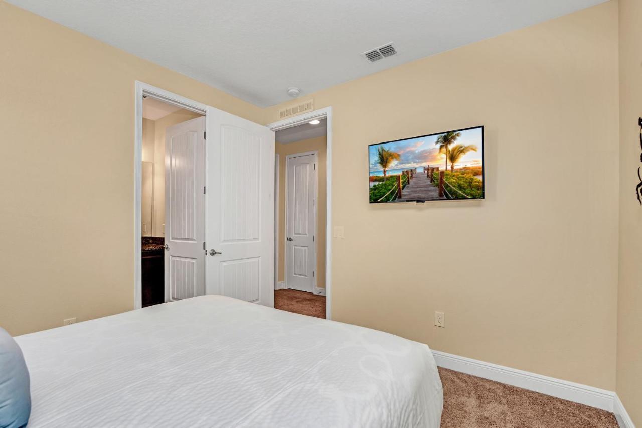 Modern Wprivate Pool And Air Hockey Table Holiday home Orlando