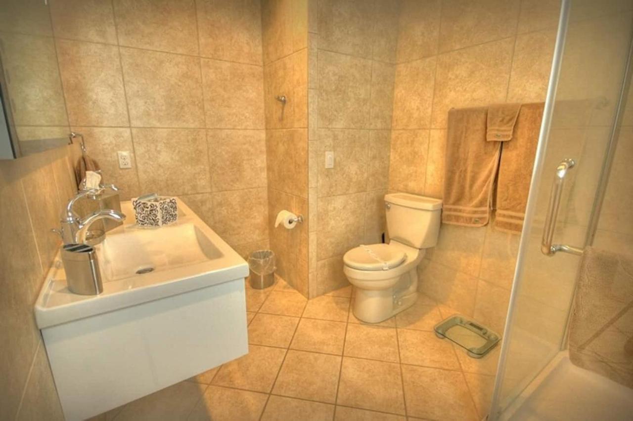 Holiday home Mickey's Getaway: Luxe 7br Retreat With Pool & Theater Near
