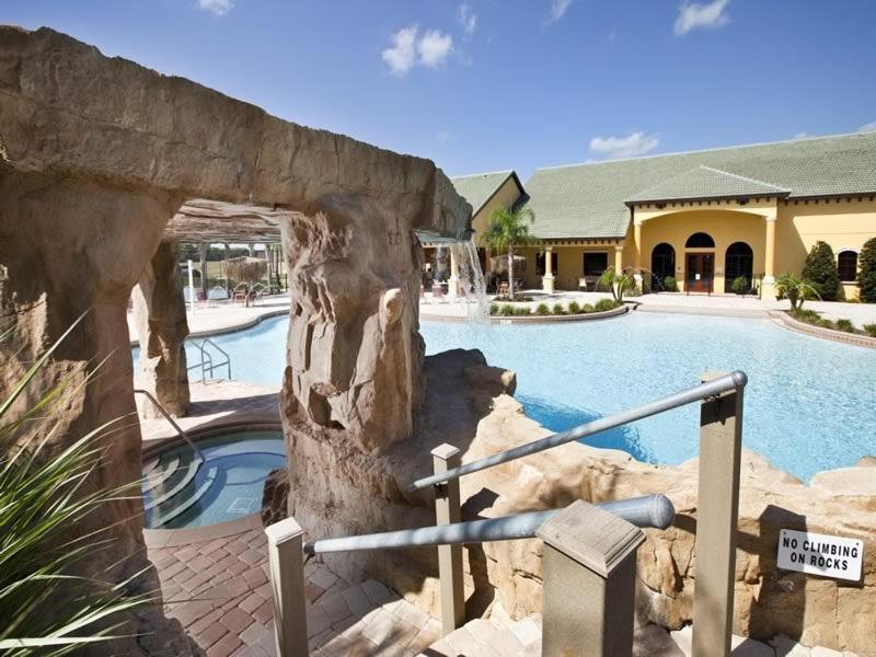 4 Bedroom 3 Bath Town In The Paradise Palms *
