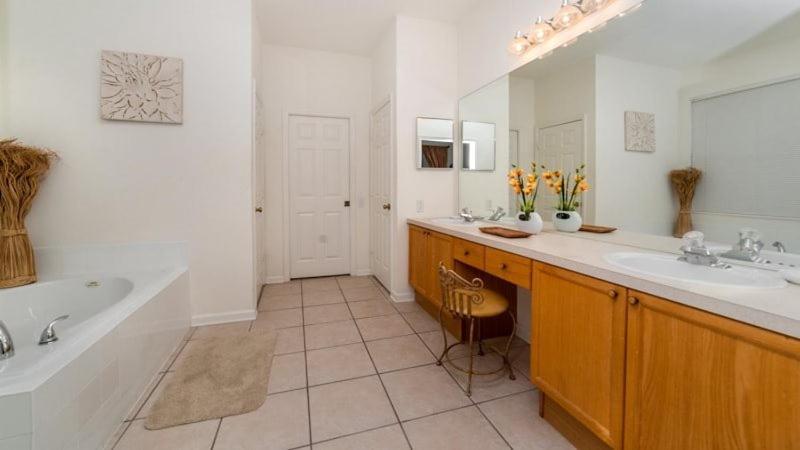 Gated 6 Bed 4 Bath With South Facing Pool Holiday home