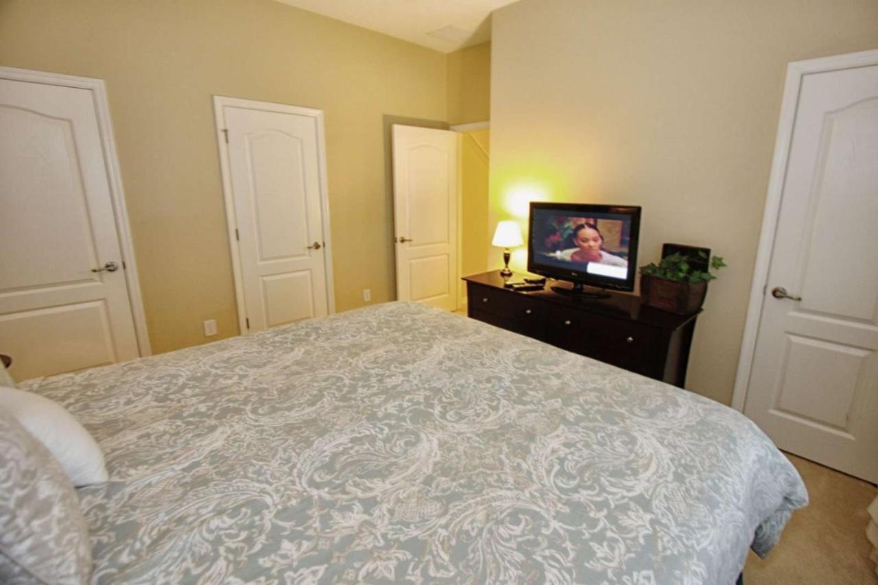 Lovely 4 Bedroom 3 Bath Town With Private Pool Holiday home