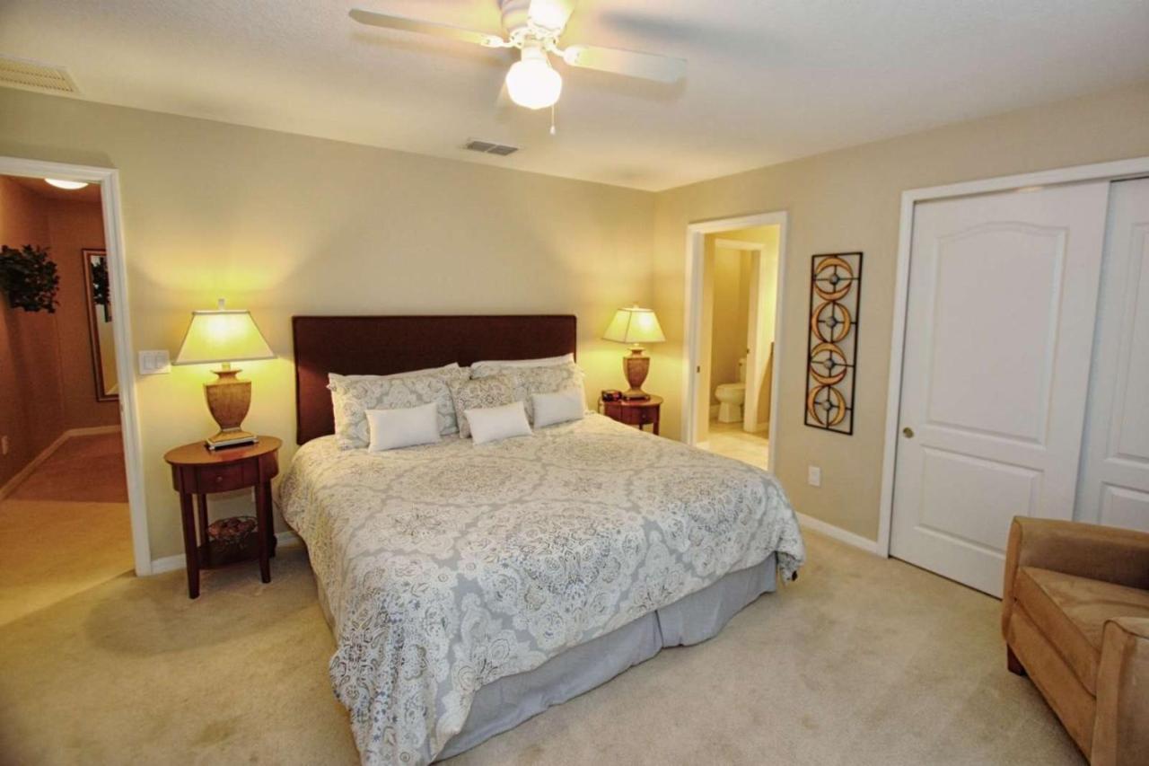 Lovely 4 Bedroom 3 Bath Town With Private Pool Holiday home *