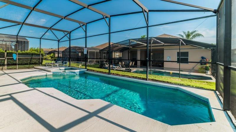 Elegant 4 Bedroom With South Facing Pool In Kissimmee