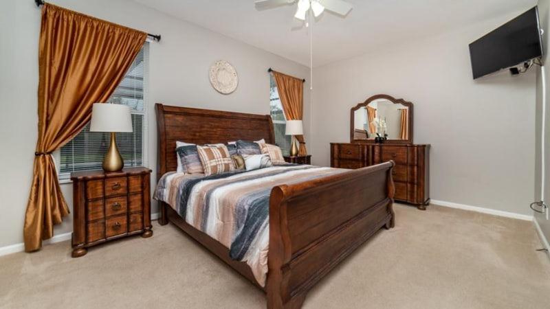 Gated 6 Bed 4 Bath With South Facing Pool *