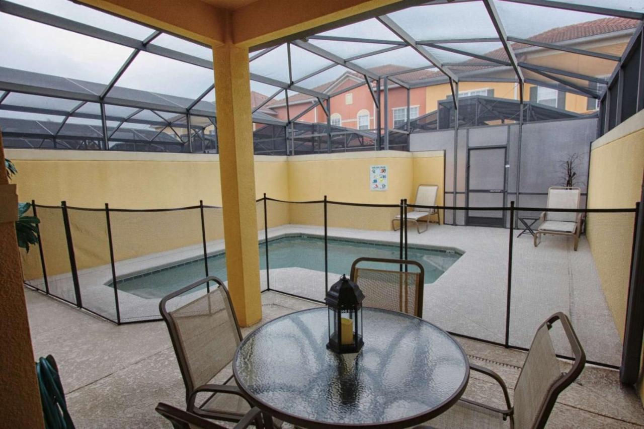 Lovely 4 Bedroom 3 Bath Town With Private Pool Holiday home
