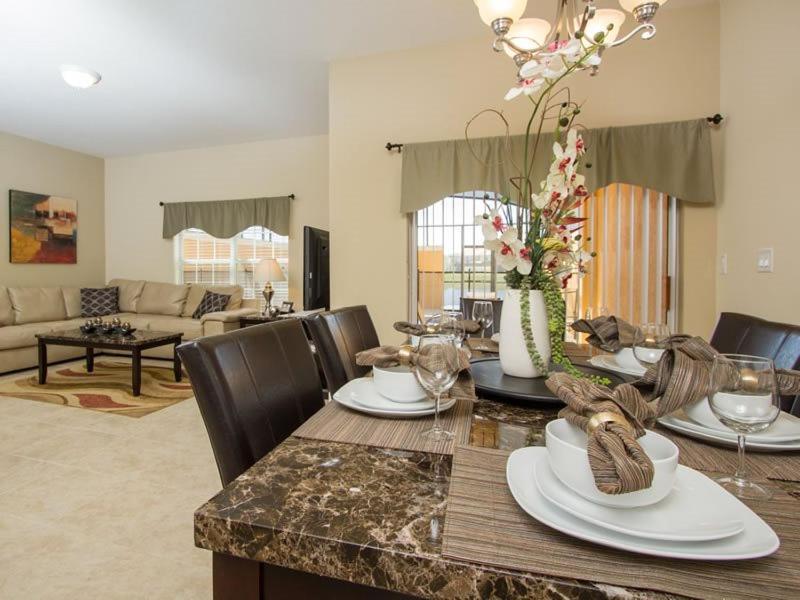 4 Bedroom 3 Bath Town In The Paradise Palms *