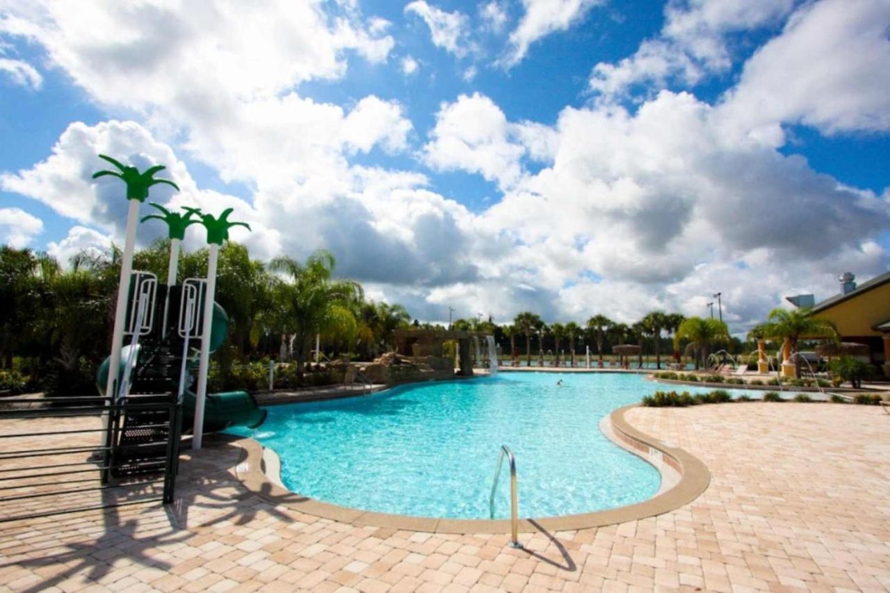 Lovely 4 Bedroom 3 Bath Town With Private Pool Holiday home *