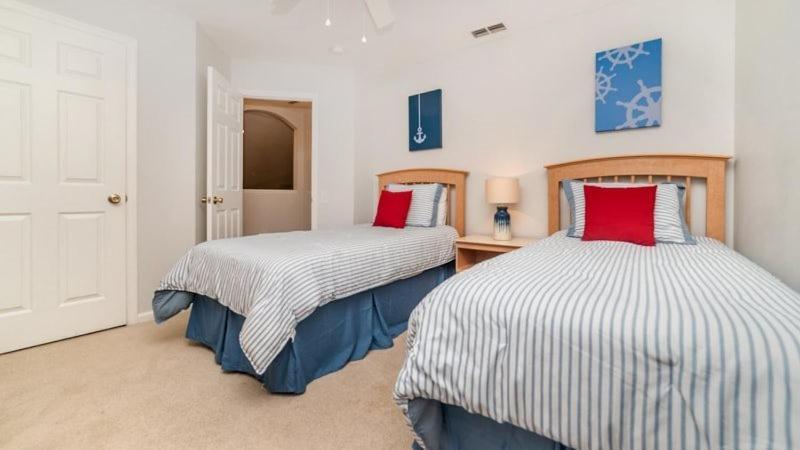 Gated 6 Bed 4 Bath With South Facing Pool Holiday home *