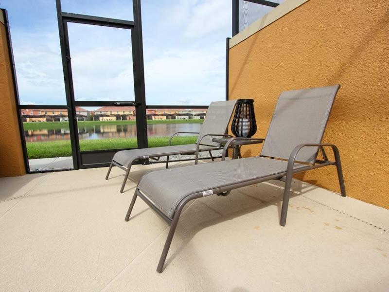 4 Bedroom 3 Bath Town With Pool In Paradise Palms Holiday home
