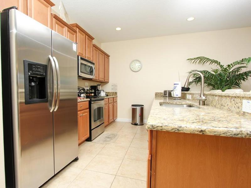 4 Bedroom 3 Bath Town With Pool In Paradise Palms *