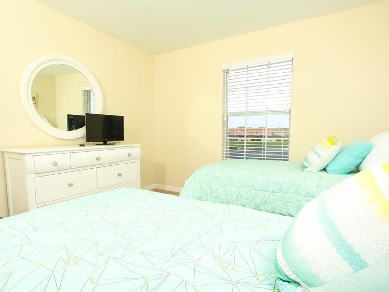 4 Bedroom 3 Bath Town With Pool In Paradise Palms *