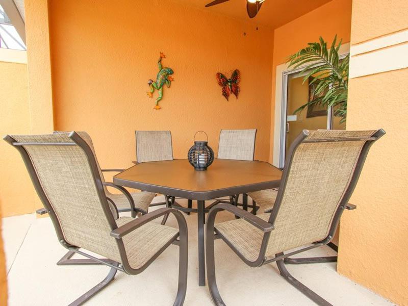 4 Bedroom 3 Bath Town With Pool In Paradise Palms Holiday home *