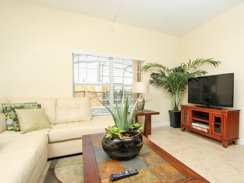 4 Bedroom 3 Bath Town With Pool In Paradise Palms *