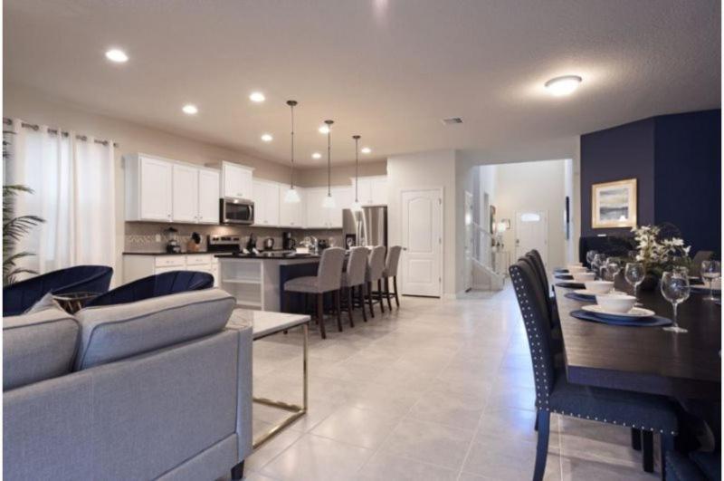 Holiday home Stunning 8 Bedroom 6 Bath Pool In Windsor At Westside