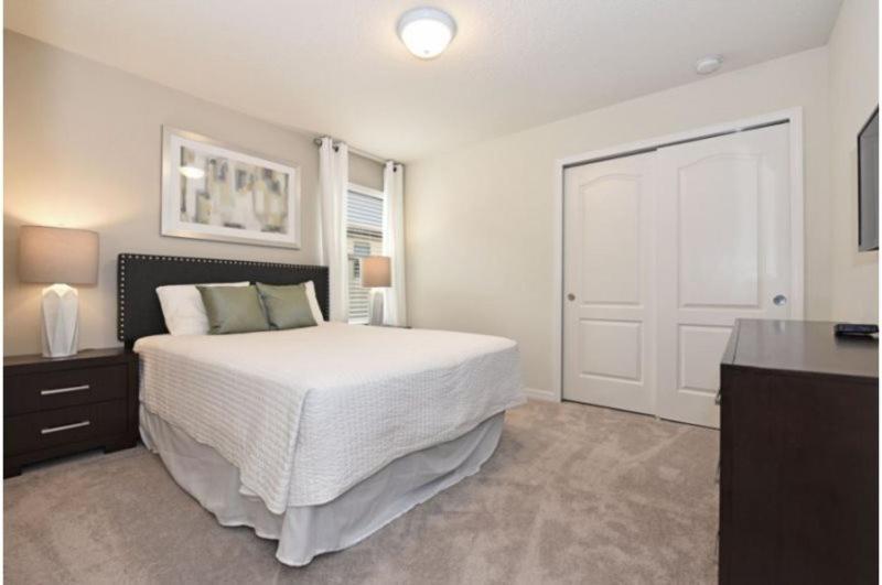 Holiday home Stunning 8 Bedroom 6 Bath Pool In Windsor At Westside