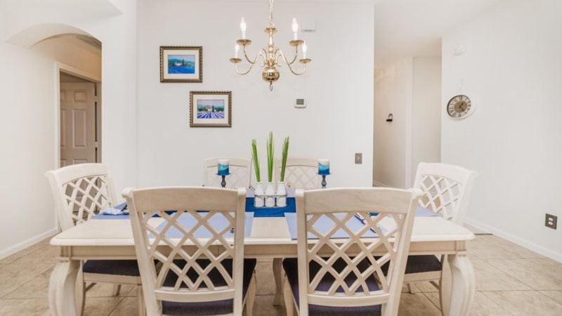 Gorgeous 4 Bedroom 2 Bath Pool Close To *