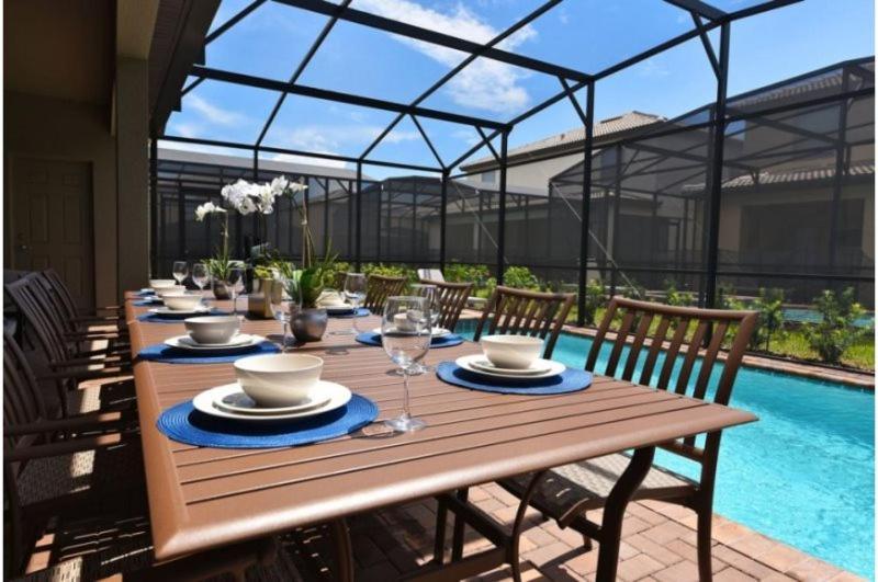 Stunning 8 Bedroom 6 Bath Pool In Windsor At Westside