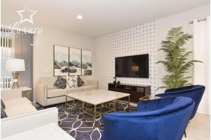 Stunning 8 Bedroom 6 Bath Pool In Windsor At Westside *