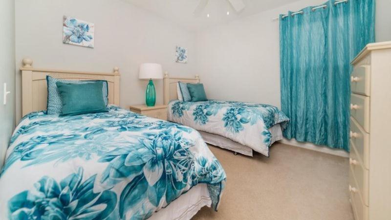 Gated 6 Bed 4 Bath With South Facing Pool
