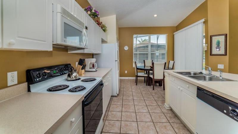 Elegant 4 Bedroom With South Facing Pool In Kissimmee Holiday home *