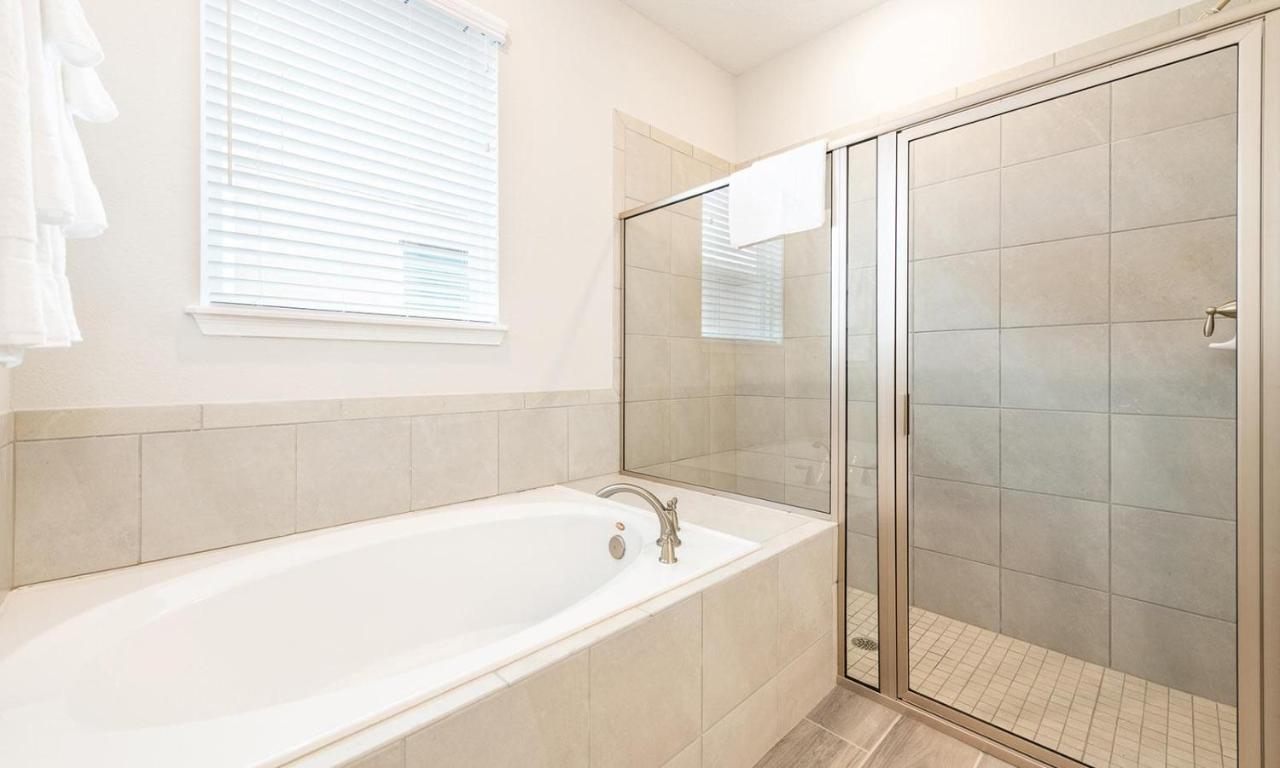 Dazzling 8 Bdrm With Putting At Encore Holiday home
