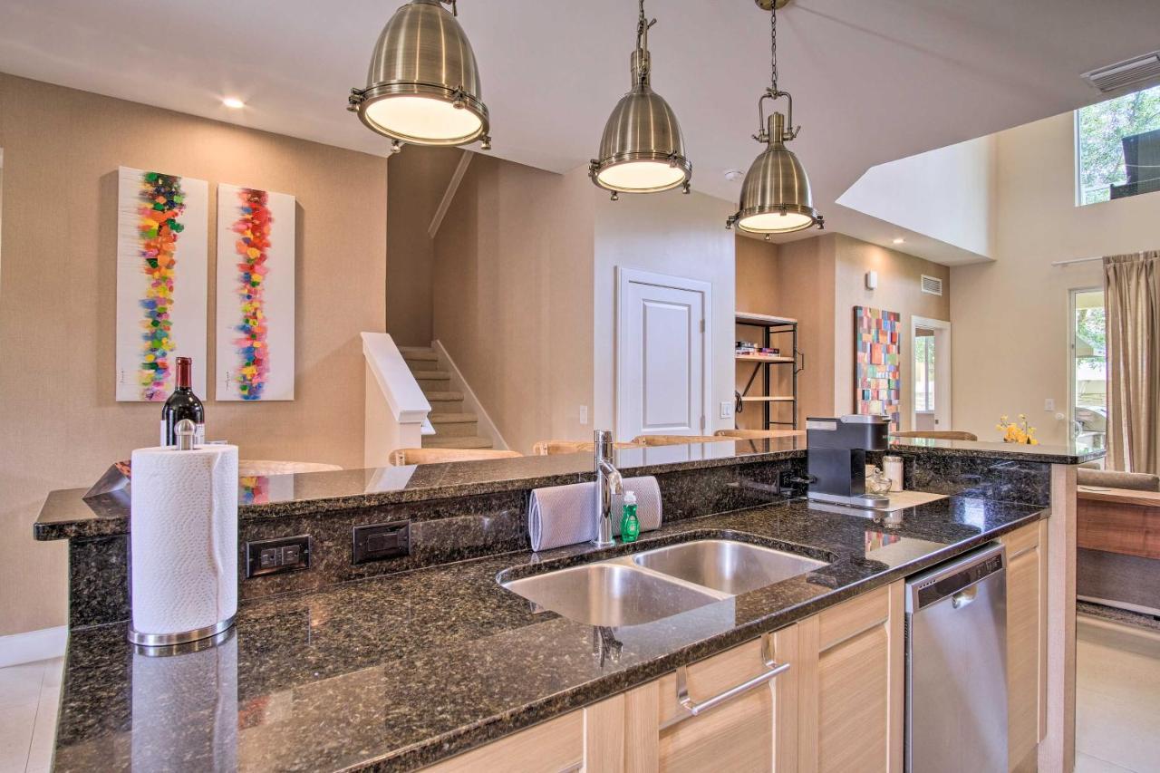 Spacious Magic Village Townhome About 1 Mi To Disney! Holiday home Orlando
