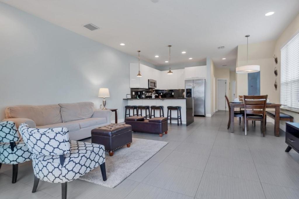 Serenity 3 Bed Townhome Townhouse Orlando