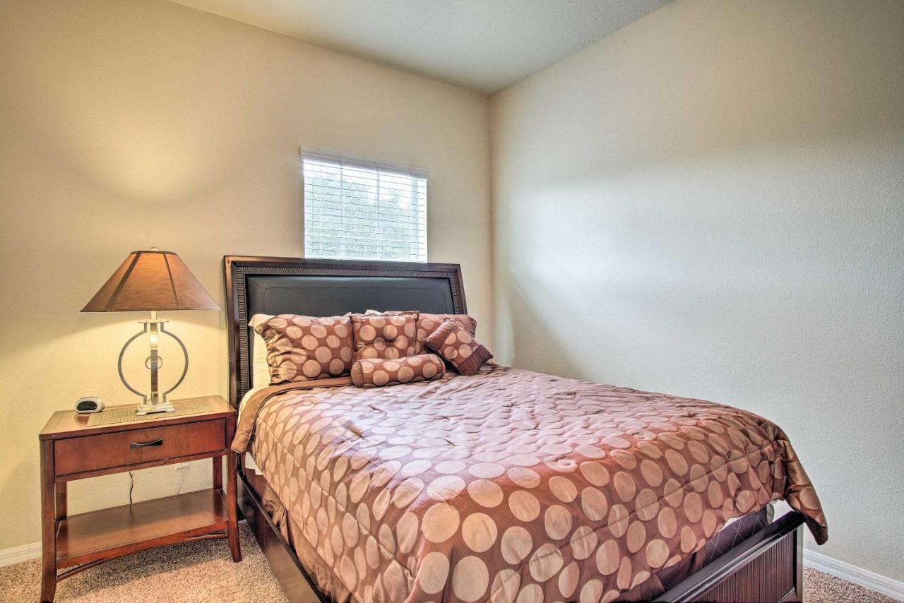 Quiet With Balcony About 2 Miles To World! Apartment Orlando